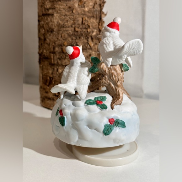Vintage Snowbirds Musical -Christmas Around The World- Spinning Music Box - Picture 6 of 9